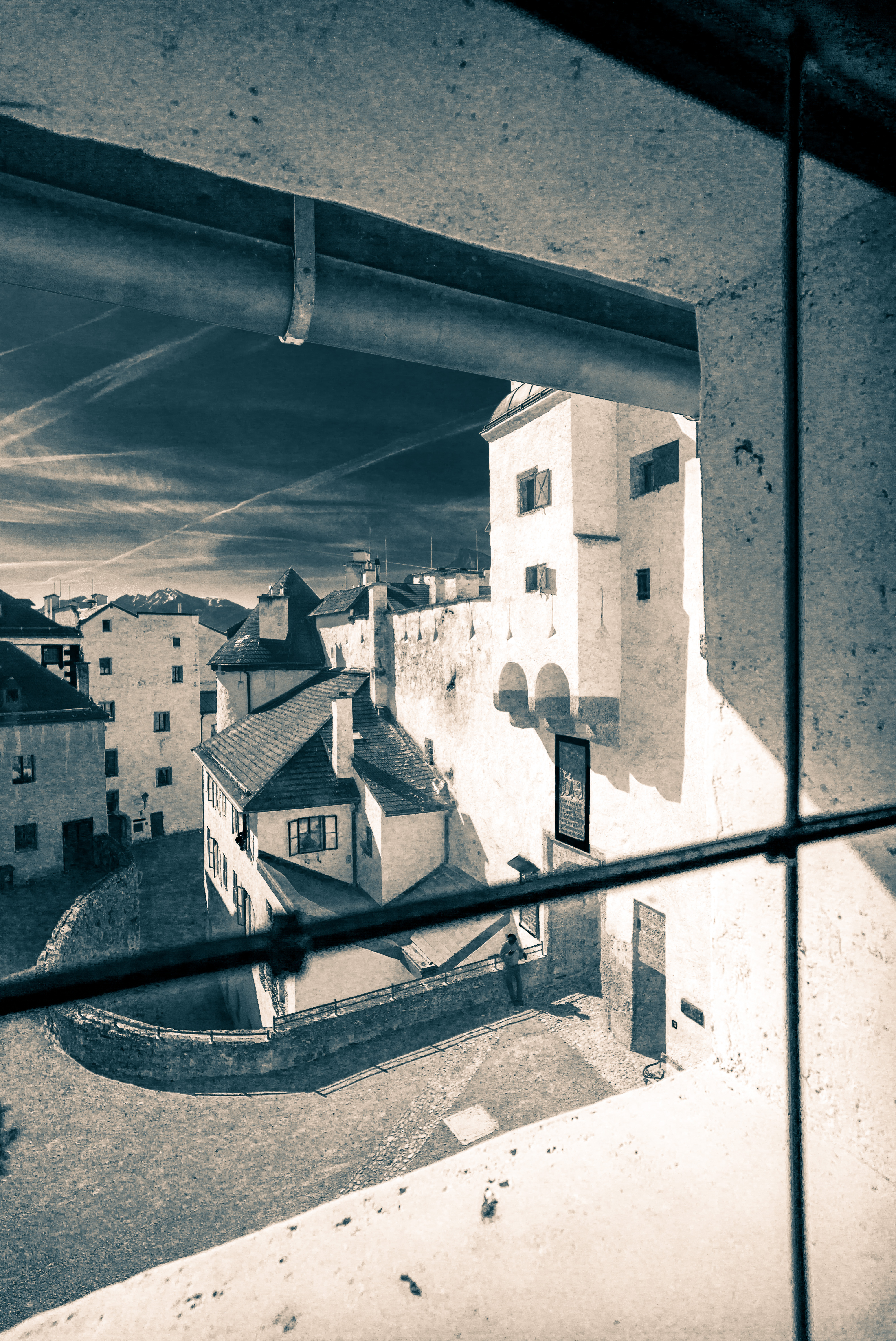 Looking out a window, HohensalzburgLeica M, Leica Super-Elmar-M 1:3.8/18mm, ISO 200, f/5.6, 1/2000 sec